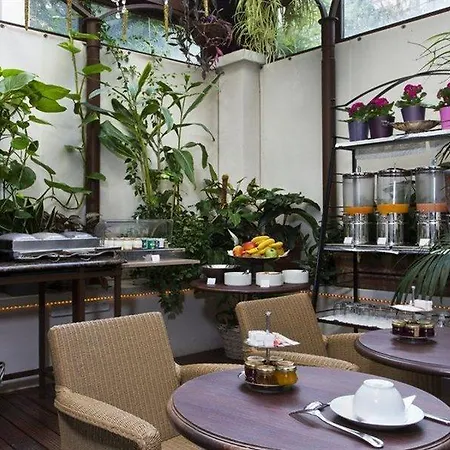 Western Premier Trocadero La Tour