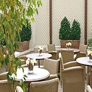 贝斯特韦斯特普雷米尔特洛加德洛拉图尔酒店 4*